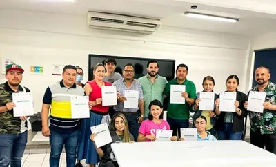 Equipo con sus constancias después de una capacitación presencial de Ad Center