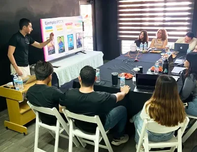 Capacitación presencial de Ad Center en sala, con el equipo frente a la pantalla